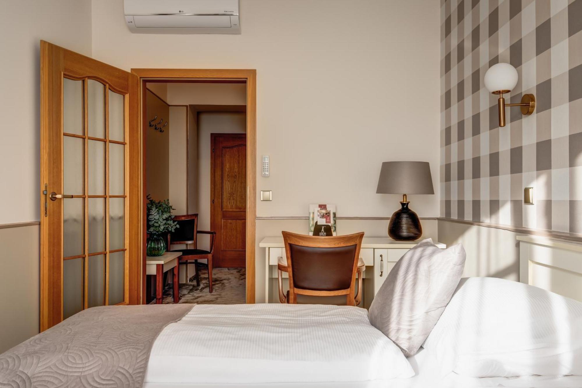 פודבראדי Hotel Golfi מראה חיצוני תמונה